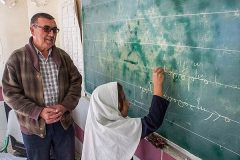بخشی از پاداش پایان خدمت معلمان بازنشسته پرداخت می‌شود